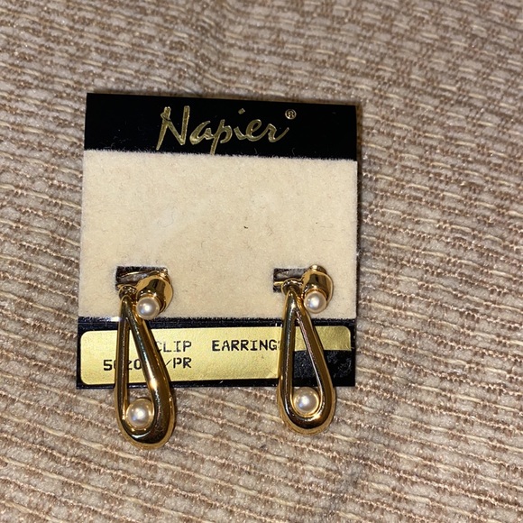 ⭐️NWT Vintage NAPIER Clip Earrings - Picture 2 of 8